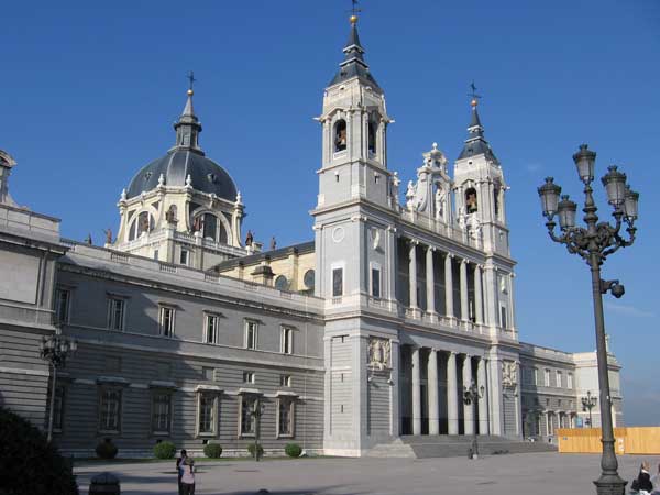 Catedral-de-la-Almudena-anda-madrid-ahupa
